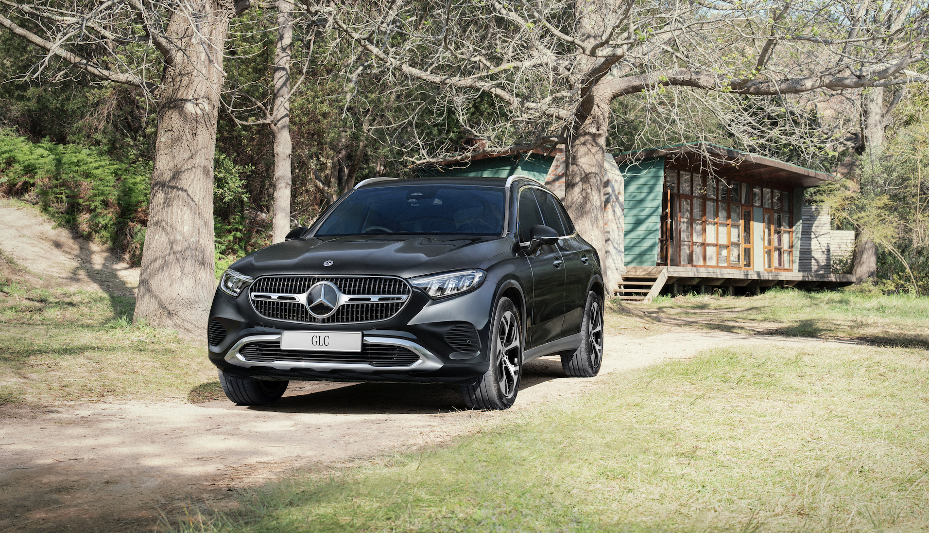 GLC 200 4MATIC AVANTGARDE SUV Edition A black car parked on a dirt road
