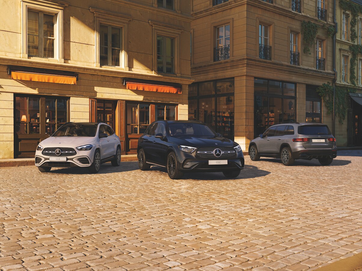 A group of cars parked in front of a building