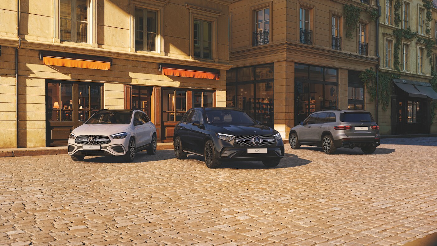 A group of cars parked in front of a building