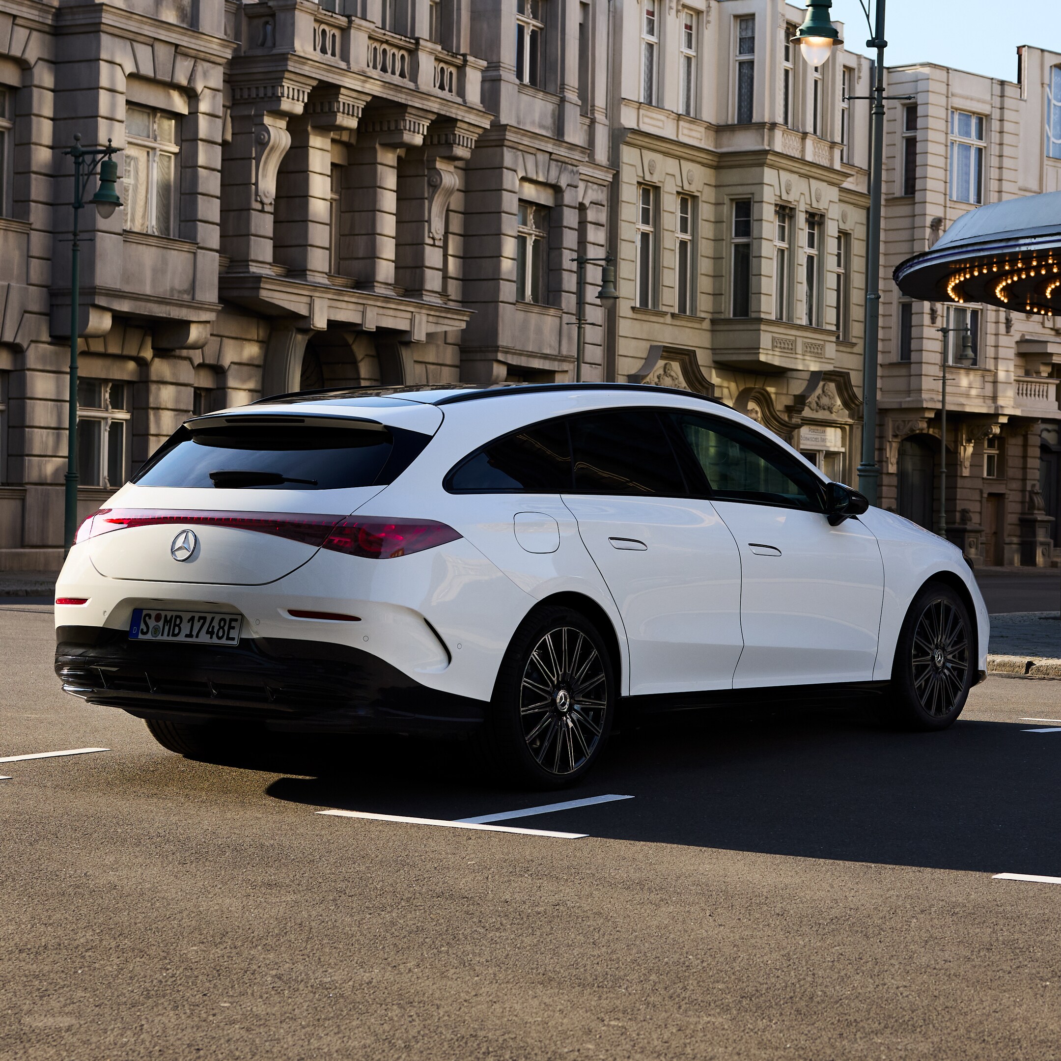 Bold lines and dynamic silhouette.