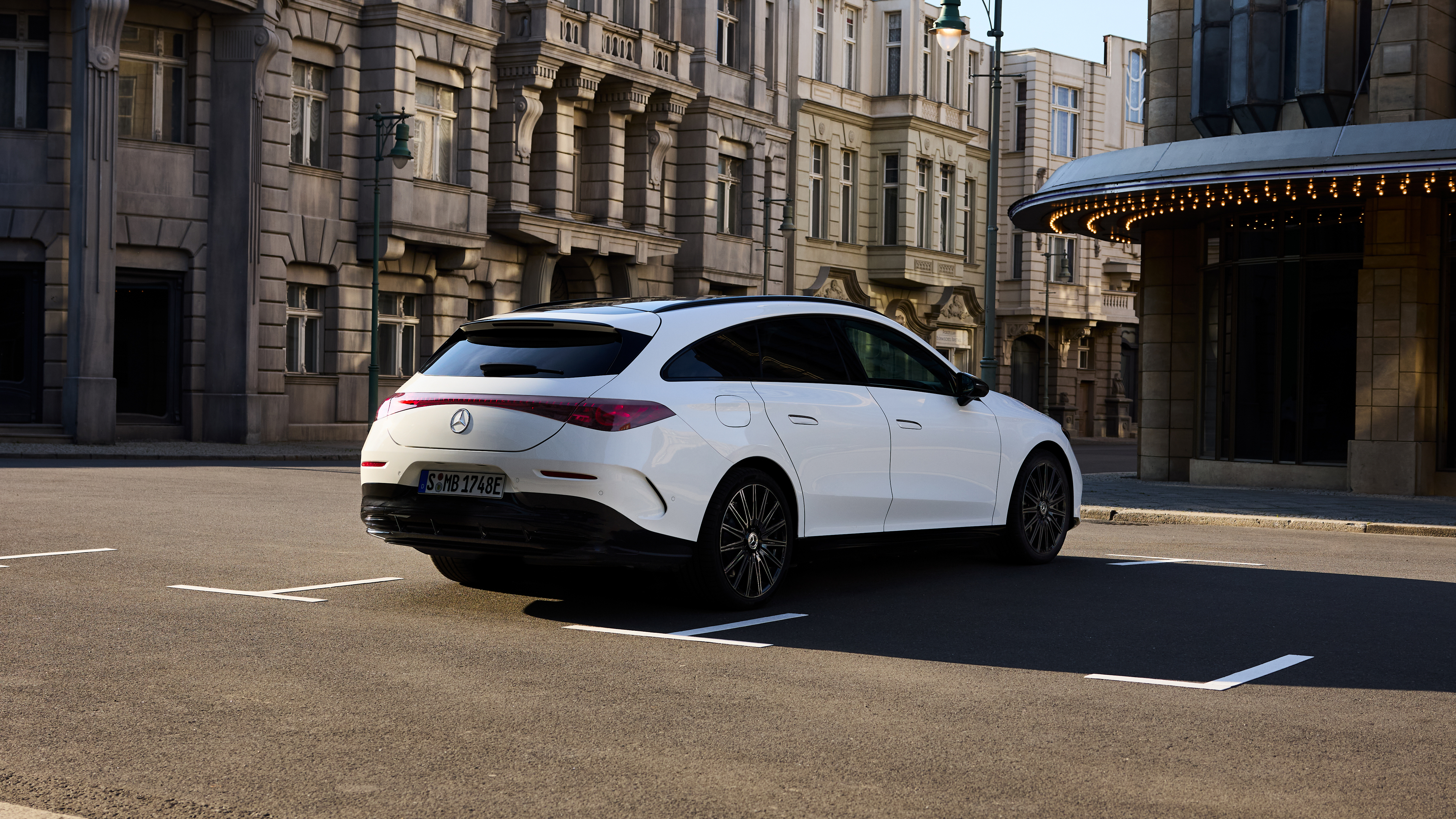 Bold lines and dynamic silhouette. Bold lines and dynamic silhouette.