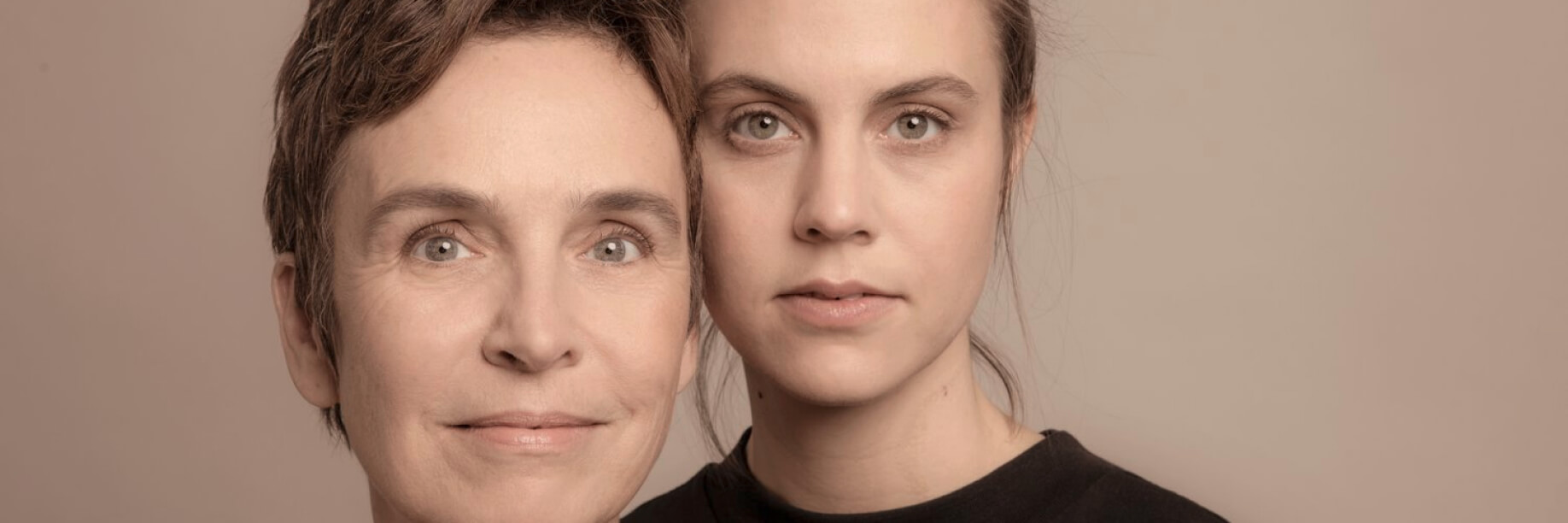 Joana and Lilian Breidenbach 2 Two women pose for the camera
