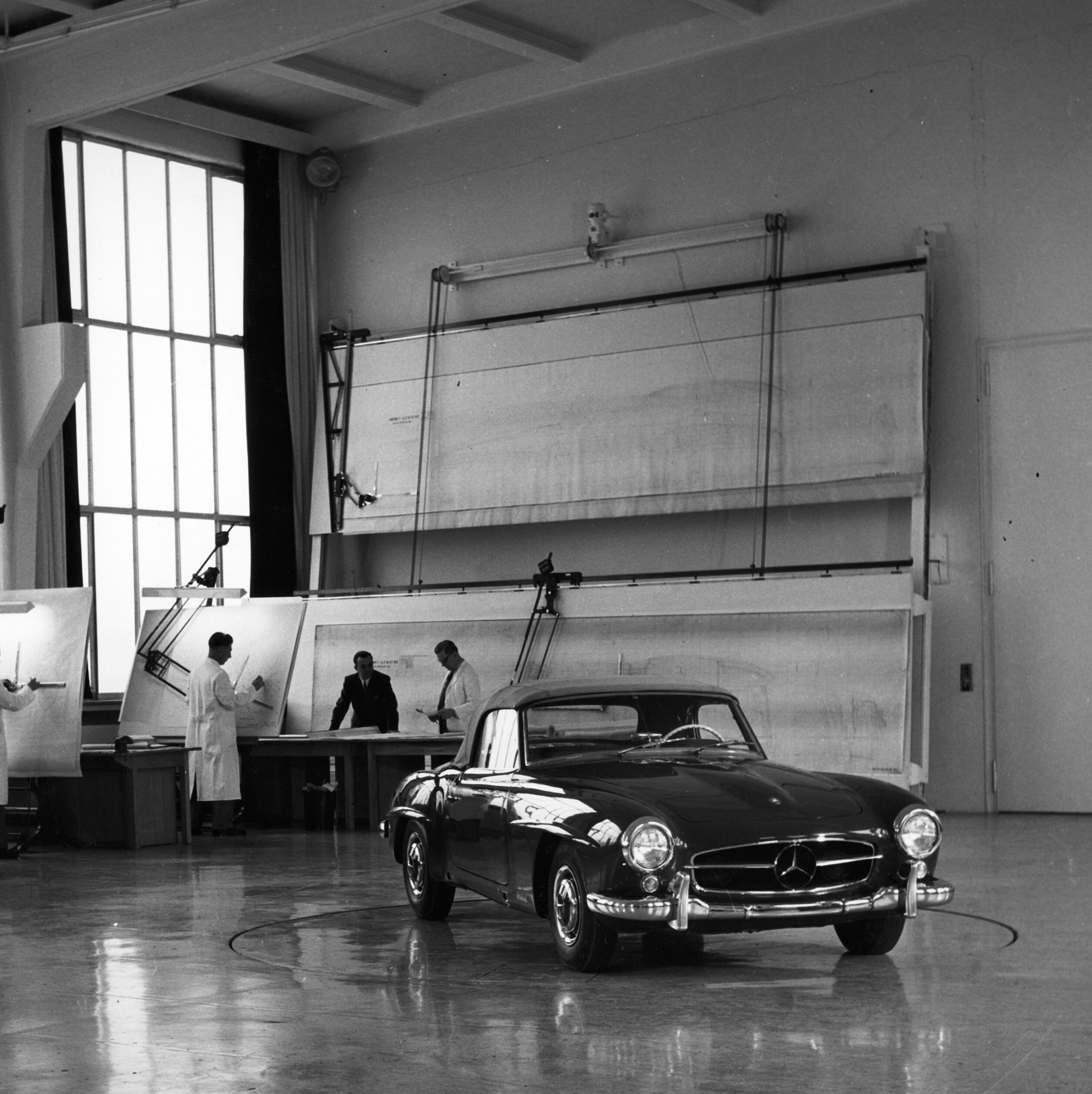 Mercedes-Benz 190 SL in the design engineering office in 1955. Image credit/photographer: Mercedes-Benz Group AG