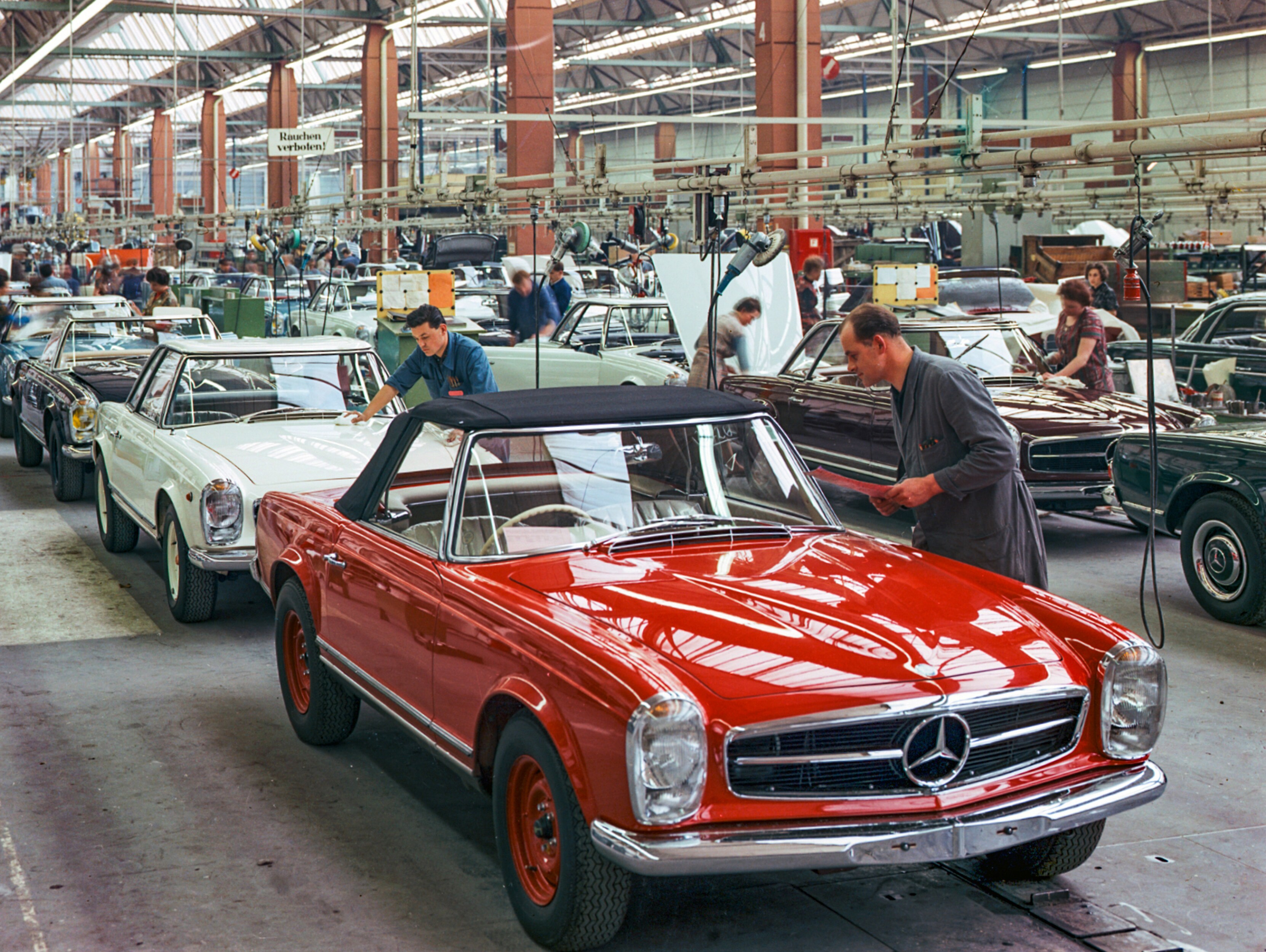 Production of the Mercedes-Benz 230 SL ‘Pagoda’. Image credit/photographer: Mercedes-Benz AG