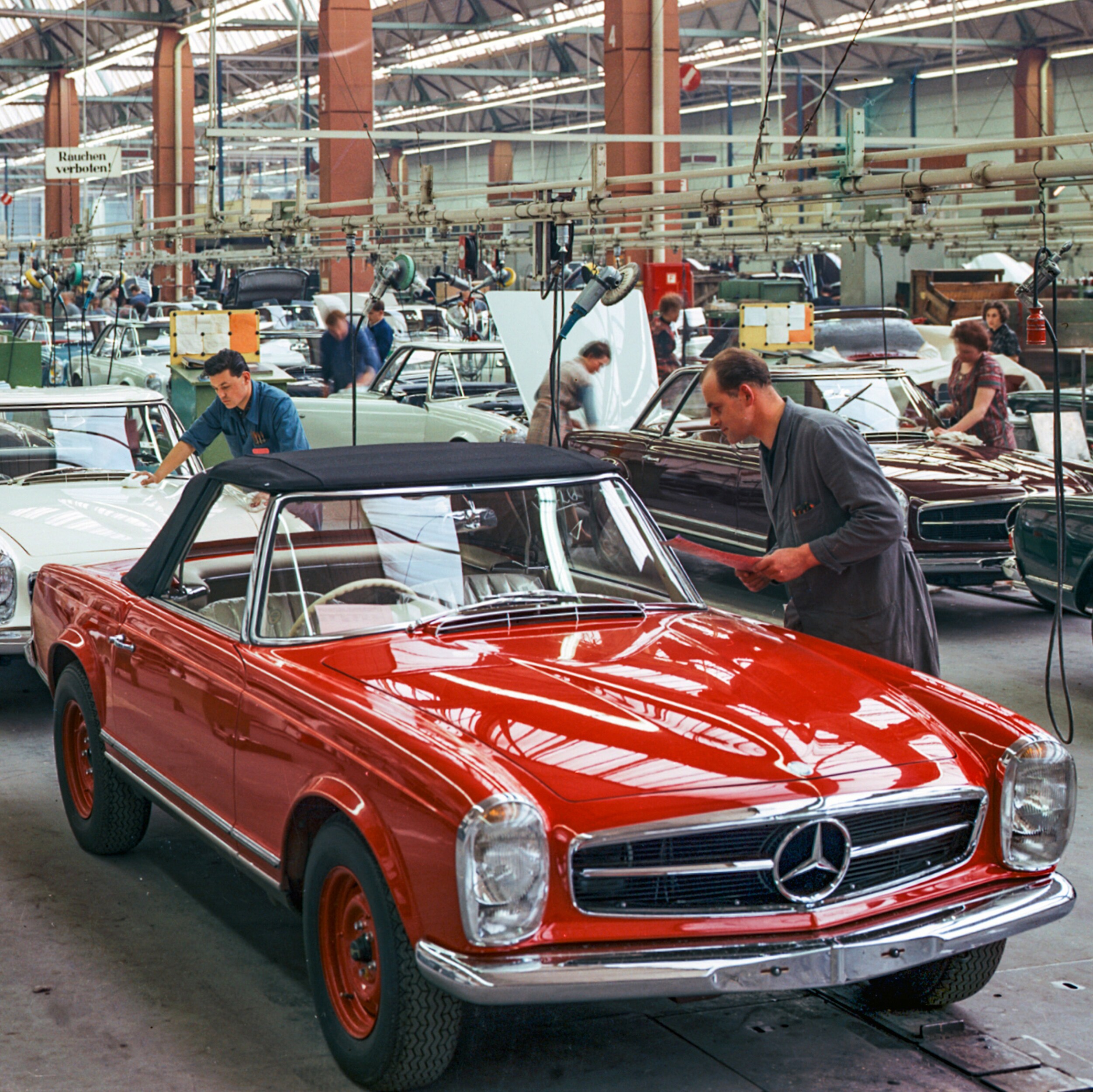 Production of the Mercedes-Benz 230 SL ‘Pagoda’. Image credit/photographer: Mercedes-Benz AG