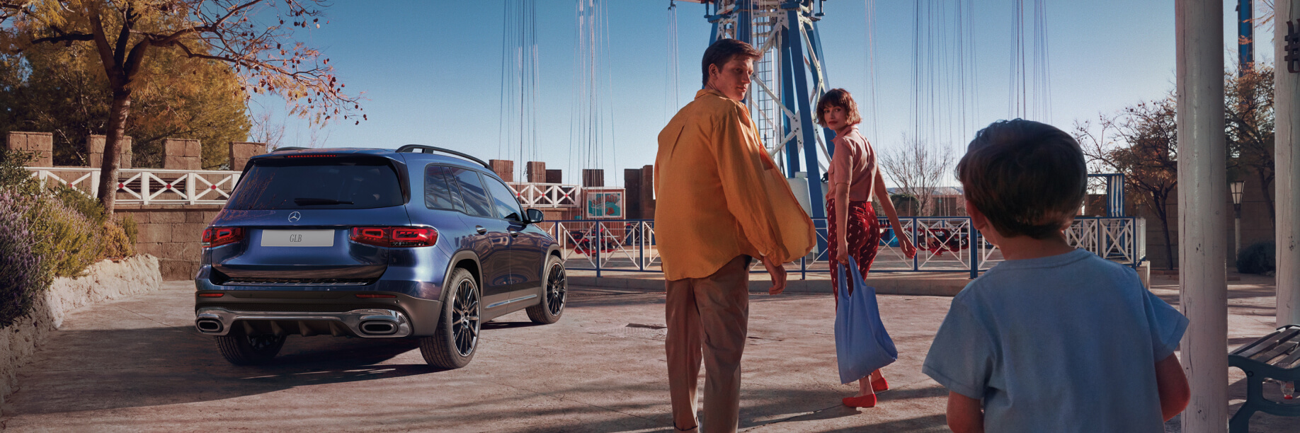 Mercedes-Benz GLB 2020 A family walking towards a Mercedes-Benz GLB