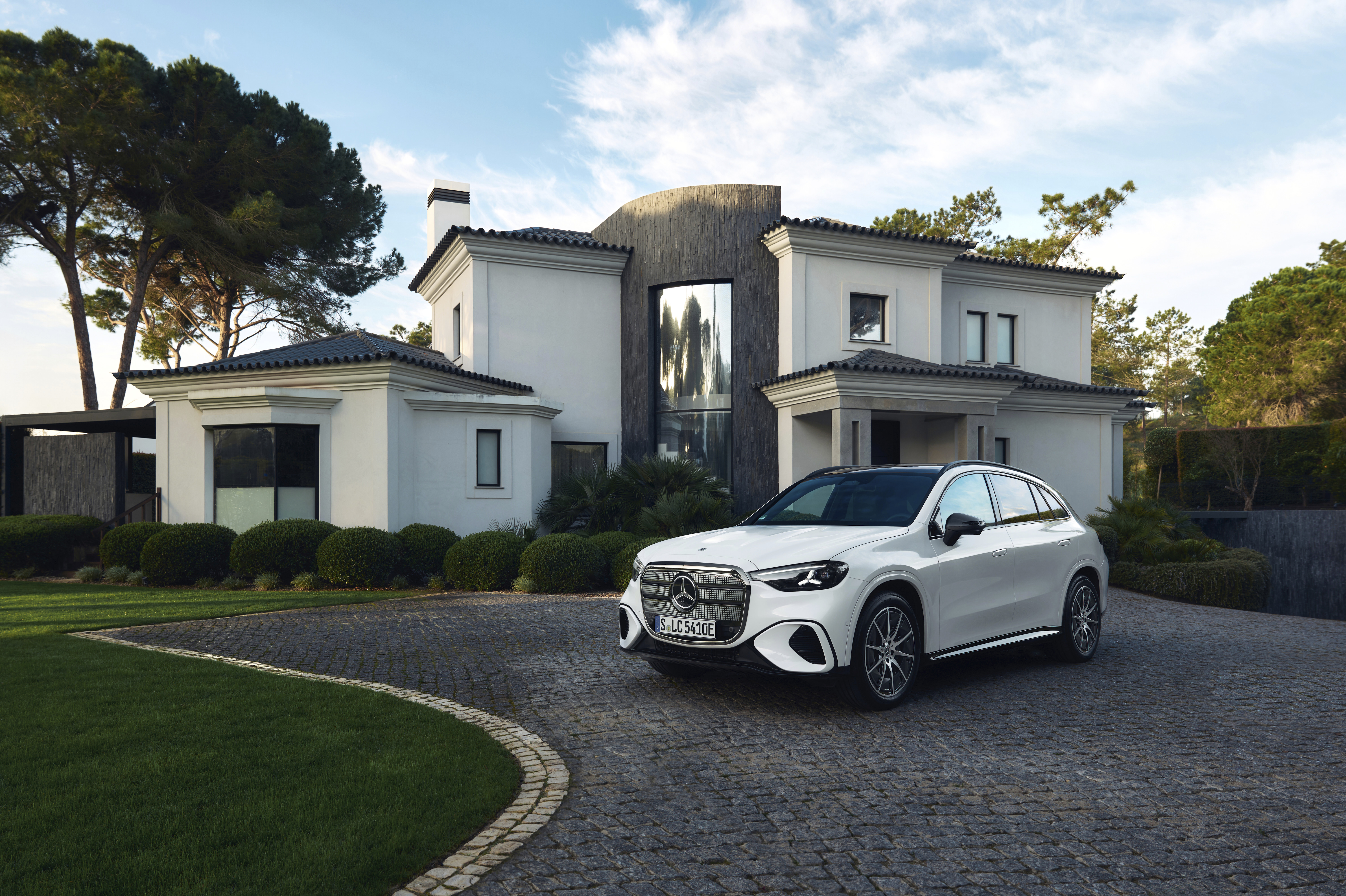 A white SUV parked in the driveway of a house A white SUV parked in the driveway of a house.Image credit/photographer: Mercedes-Benz Group AG