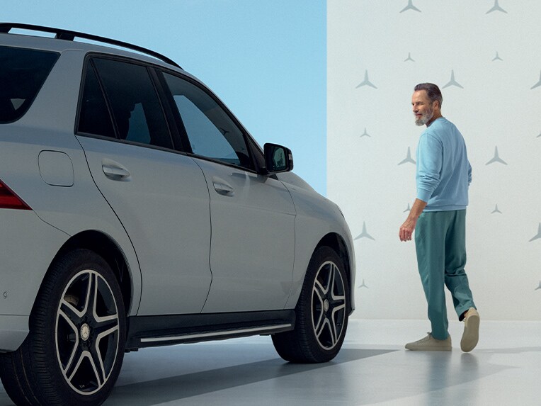 Customer looking at his Mercedes-Benz.