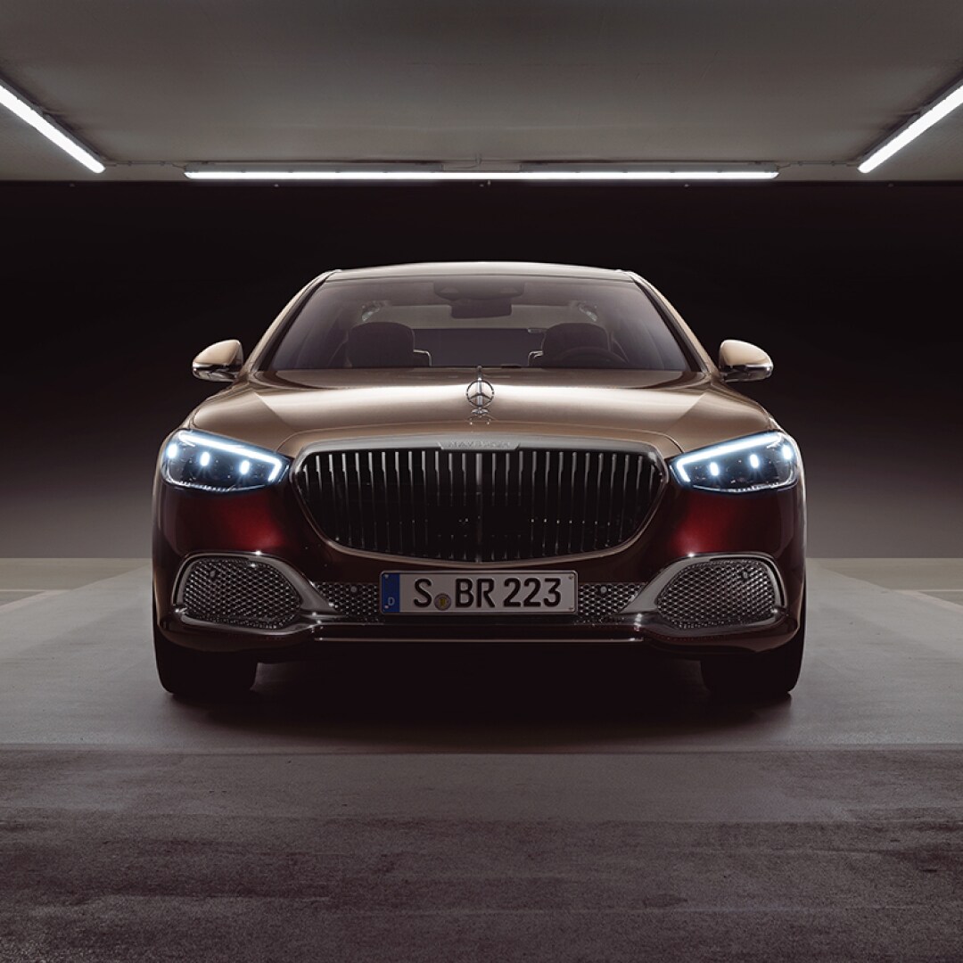 Hood with the central chrome trim strip in the Mercedes-Maybach S-Class