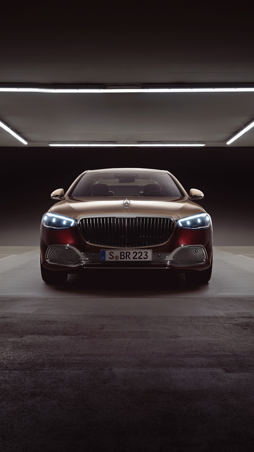 Hood with the central chrome trim strip in the Mercedes-Maybach S-Class