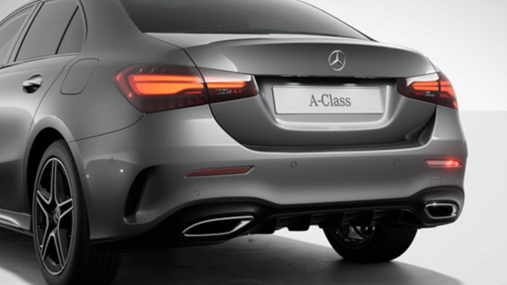 Close-up of the cockpit with displays in a Mercedes-Benz C-Class.