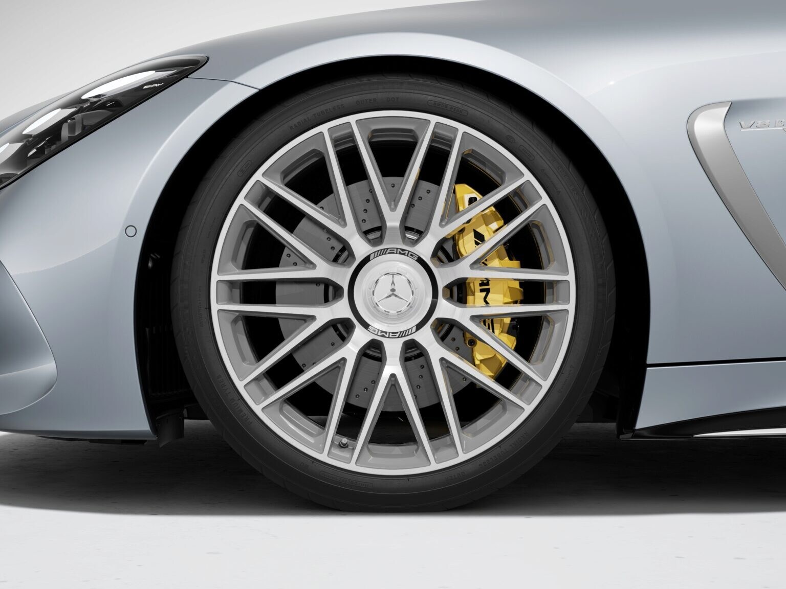 53.3 cm (21-inch) AMG 10-twinspoke forged wheels
