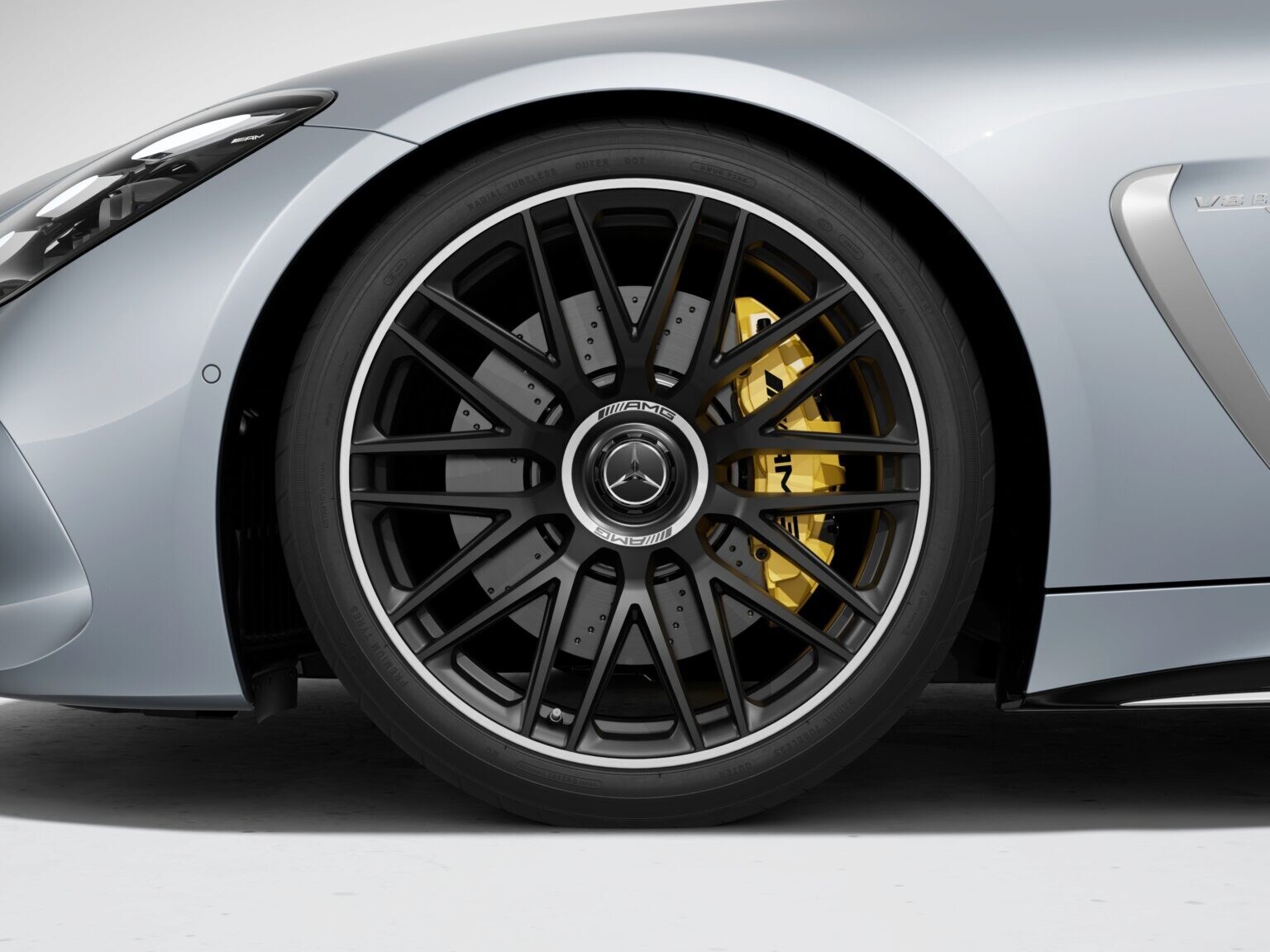 53.3 cm (21-inch) AMG 10-twinspoke forged wheels