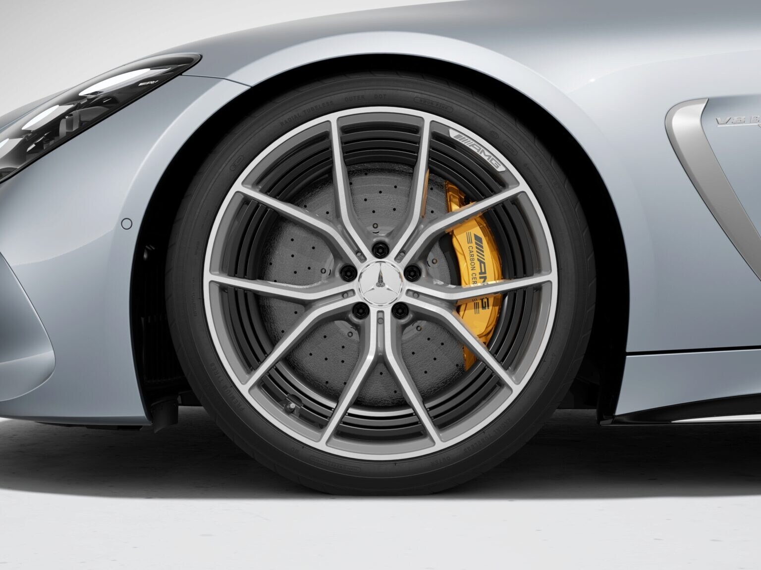 53.3 cm (21-inch) AMG 5-twin-spoke forged wheels