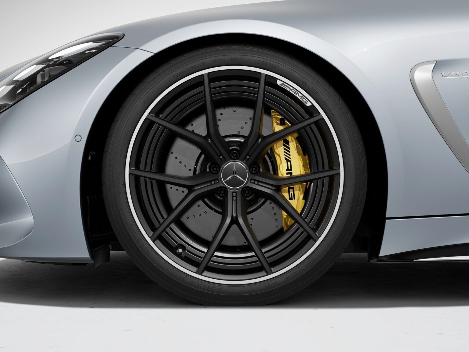 53.3 cm (21-inch) AMG 5-twin-spoke forged wheels