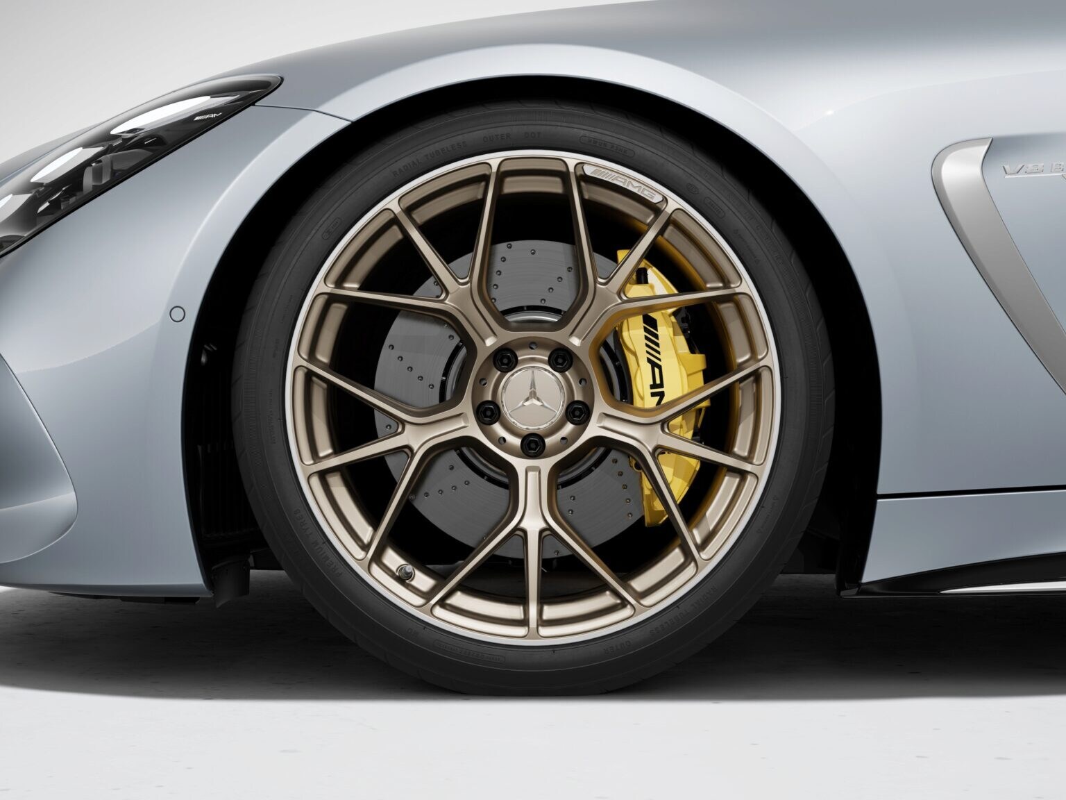 53.3 cm (21-inch) AMG cross-spoke forged wheels