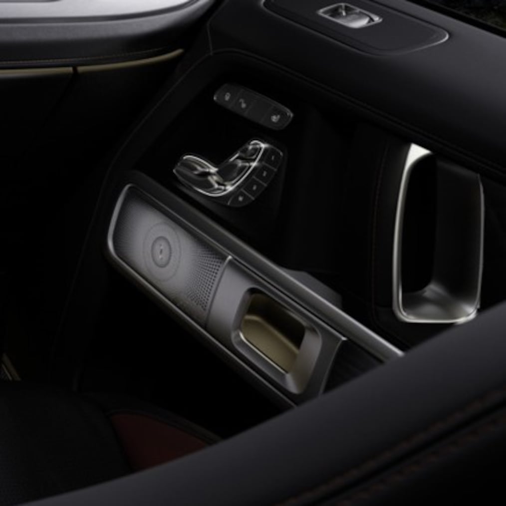 Side view through the open passenger door to the front seats with MANUFAKTUR Vintage Look Package.