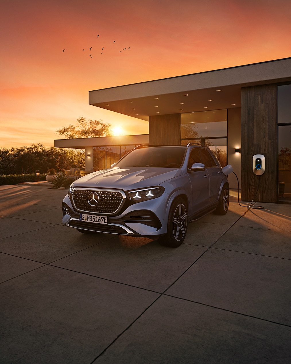 Option of a plug-in hybrid powertrain, bringing together electric driving, long-distance comfort and everyday versatility..
