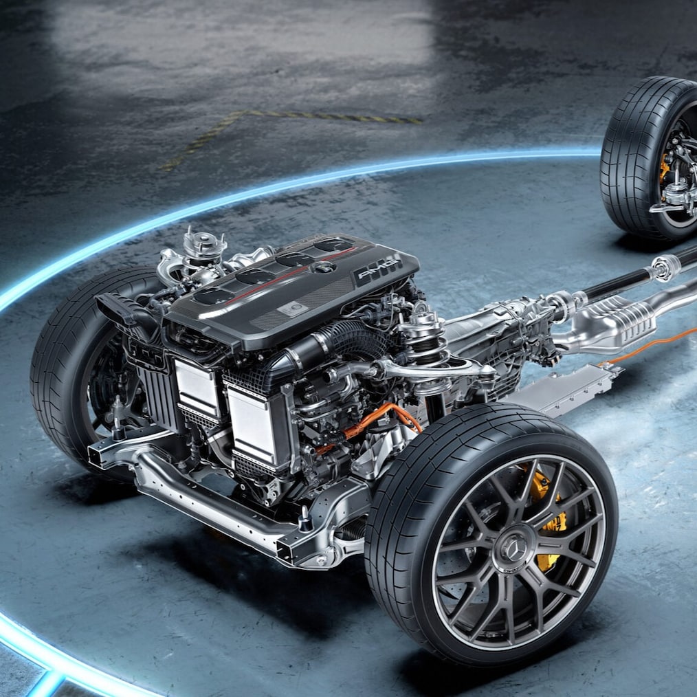 Close-up of 53.3 cm (21-inch) AMG Y-spoke light-alloy wheel (RWN) with AMG high-performance ceramic composite braking system.