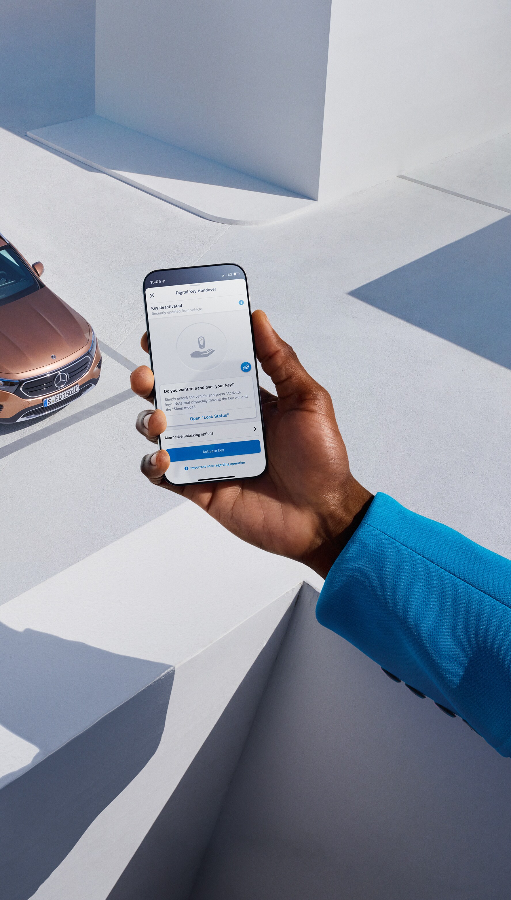 A woman and a man walk past their Mercedes-Benz and are connected to the vehicle with their smartphone via Digital Extra.