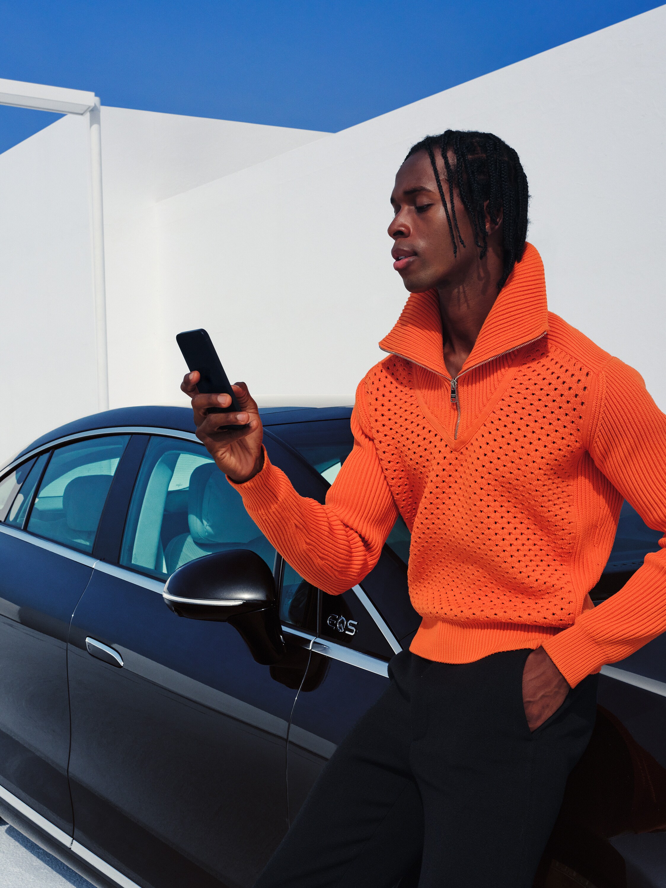 A man connects his smartphone to his vehicle to use the Standard Services.