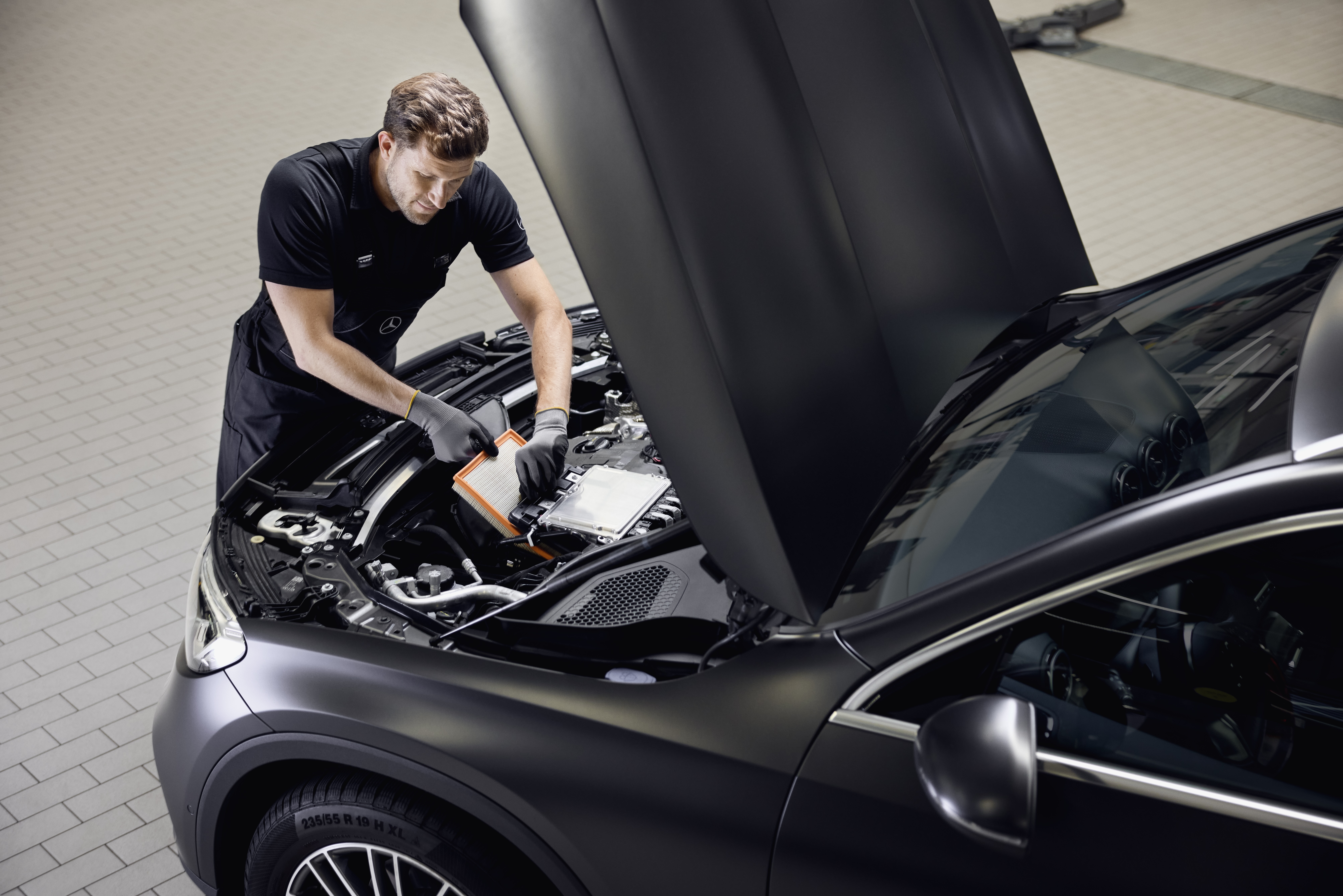 Mercedes-Benz Genuine Engine Air Filters Engine service showing the replacement of an engine air filter using a genuine Mercedes‑Benz part in an authorised workshop.