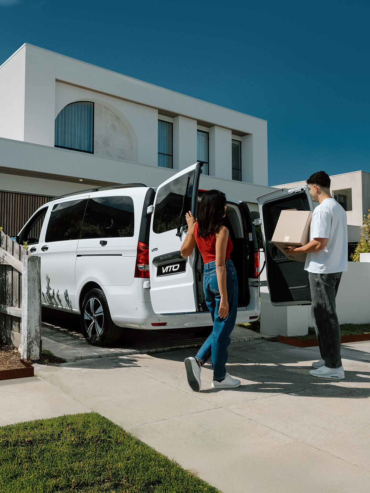 Vito Tourer A couple riding their bicycles