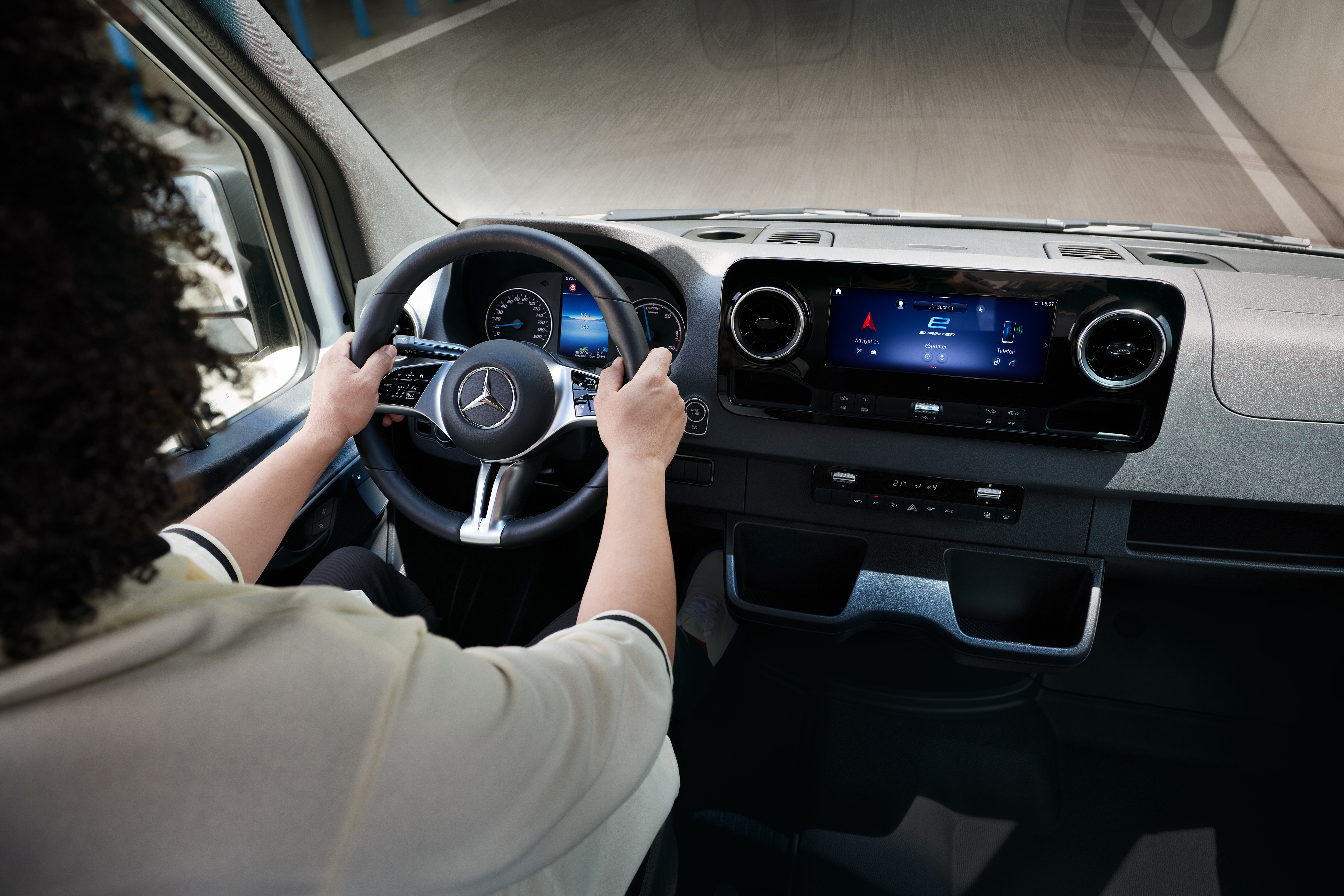 Vehicle features | MBUX multimedia system | Mercedes-Benz The MBUX multimedia system in an electric Mercedes-Benz van.