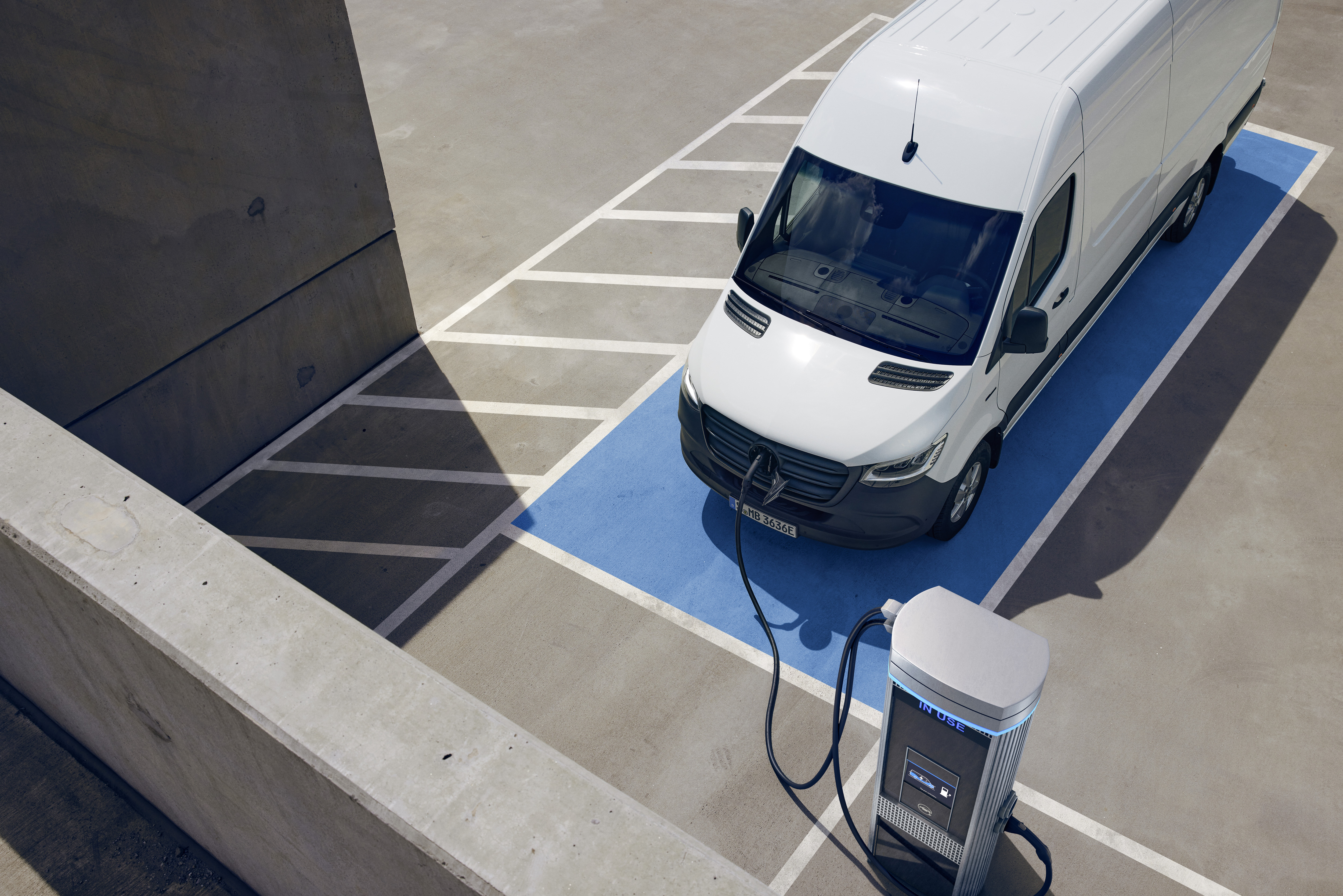 Downloads | eSprinter Panel Van | Mercedes-Benz Vans eSprinter charging at the charging station