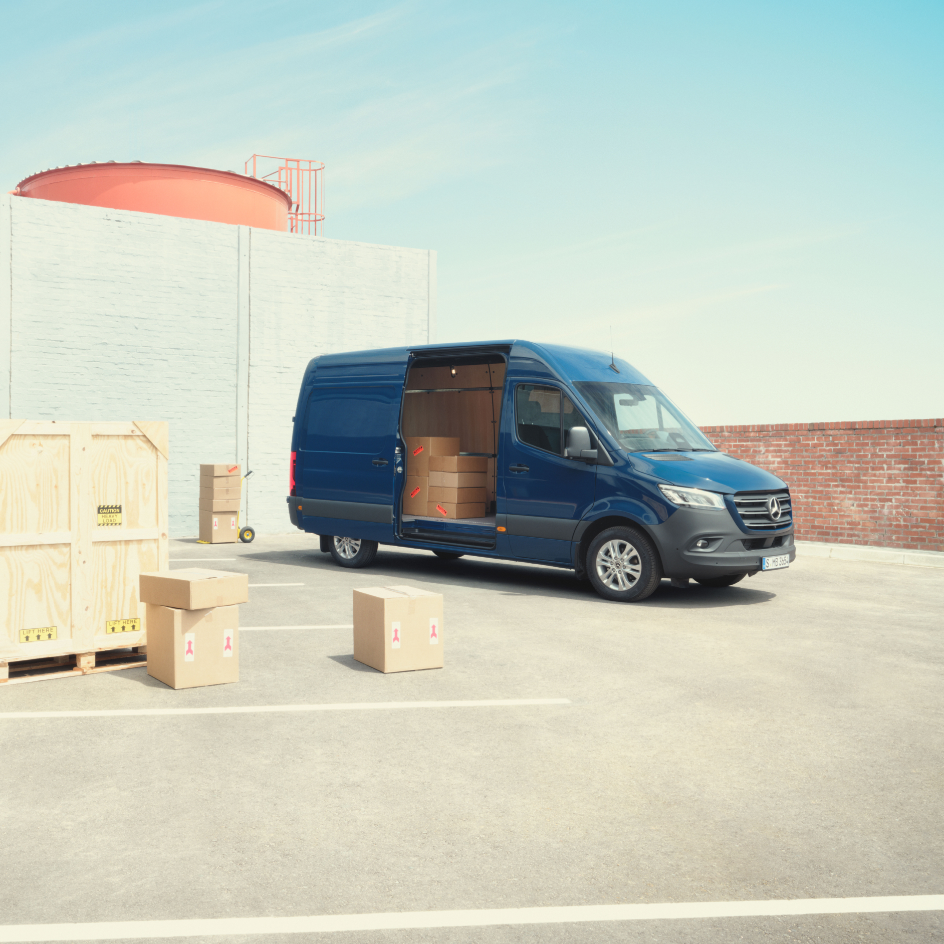 Downloads | eSprinter Panel Van | Mercedes-Benz Vans eSprinter charging at the charging station