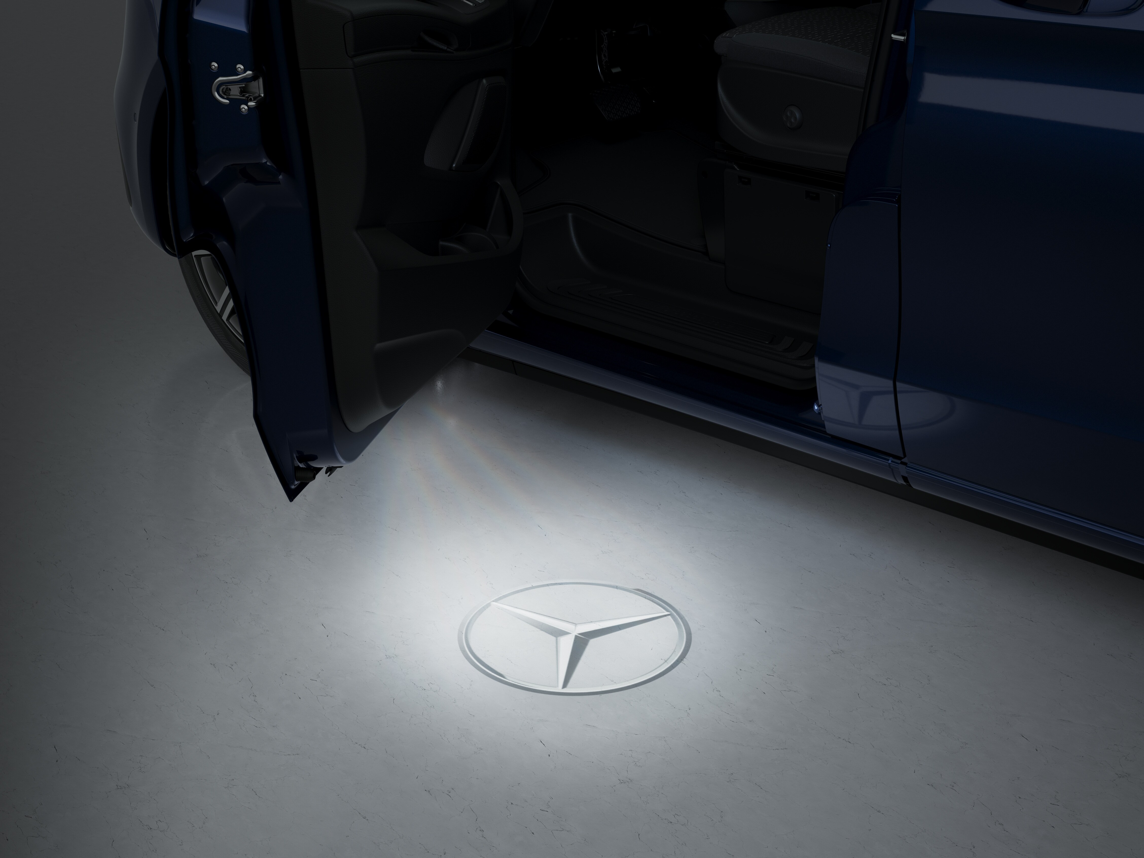 The courtesy lights make getting in and out in the dark safer, more pleasant and more comfortable for the driver and front passenger.