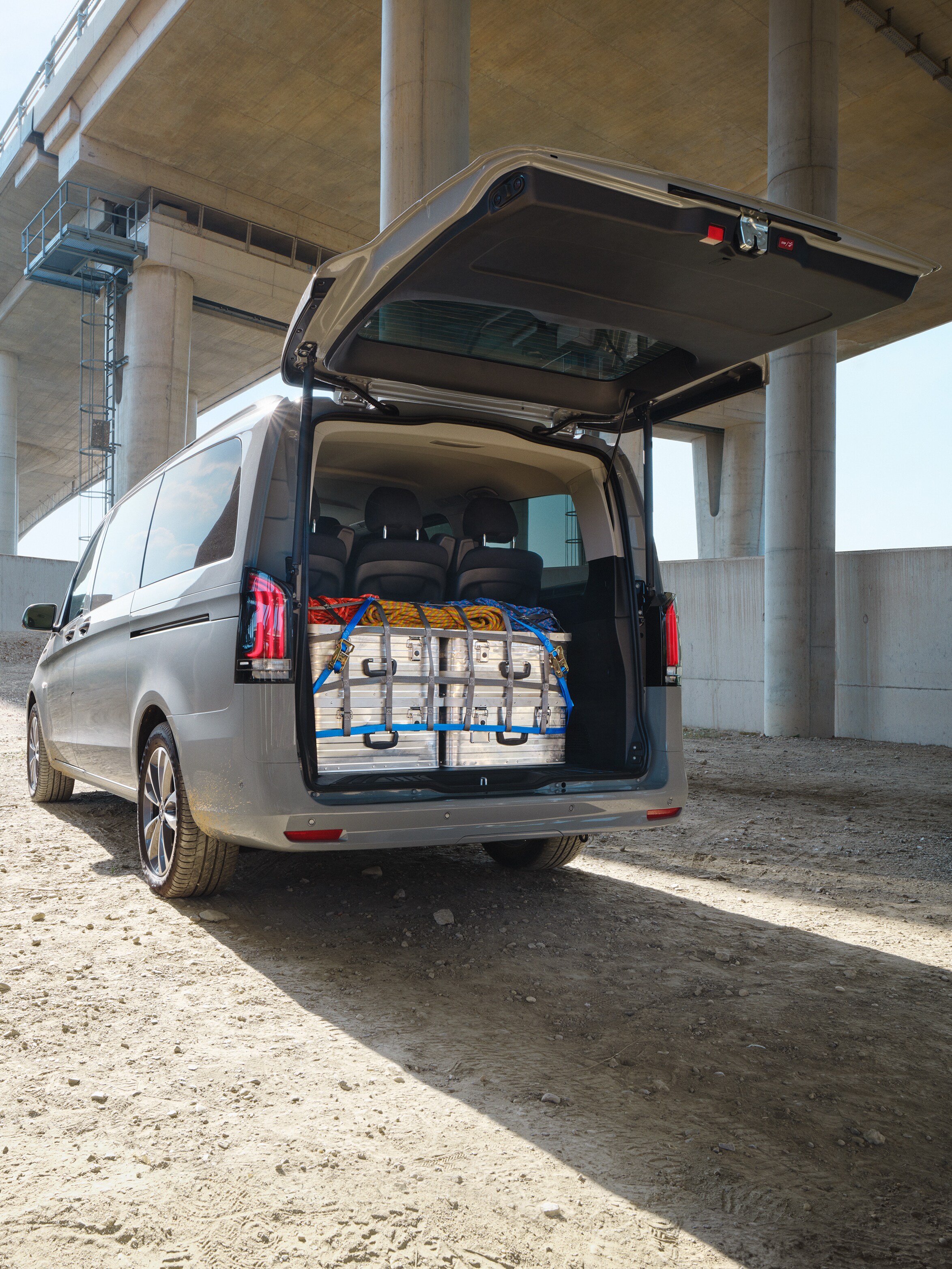 Download the eVito Tourer Technical Data.