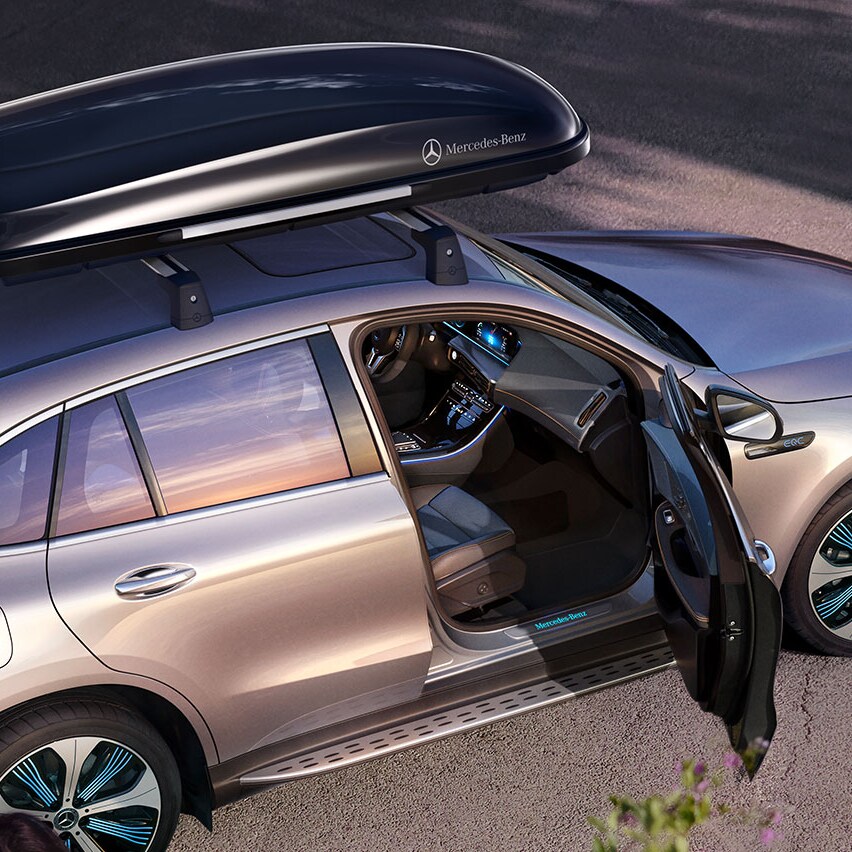 The roof box from the Mercedes-Benz Genuine Accessories range provides additional storage space for the next trip.