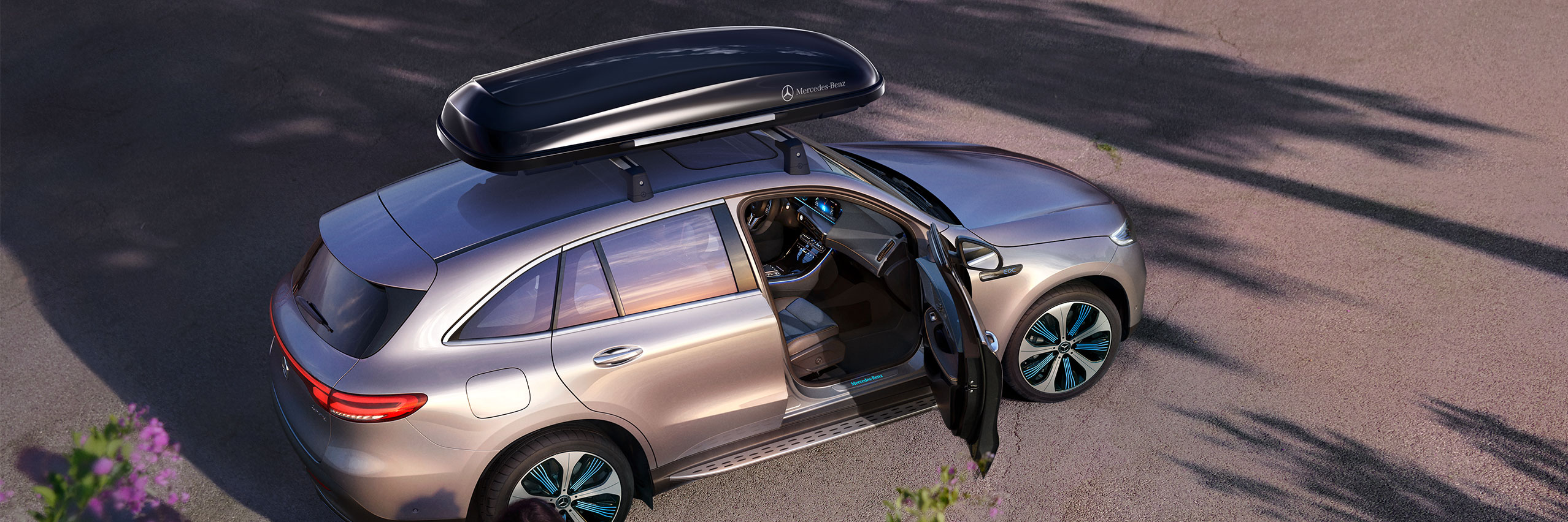 Mercedes-Benz Genuine Accessories: roof box The roof box from the Mercedes-Benz Genuine Accessories range provides additional storage space for the next trip.
