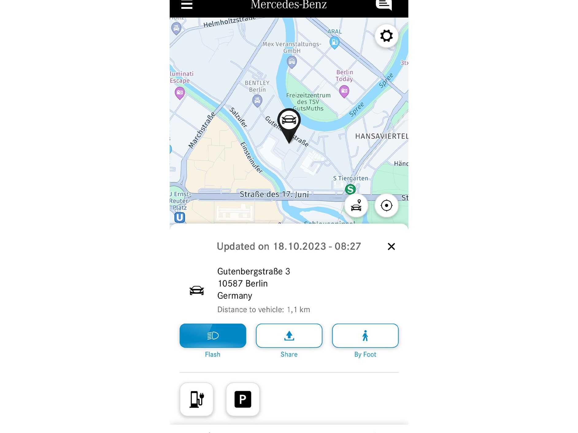 The vehicle location is displayed in the Mercedes-Benz App on a smartphone.