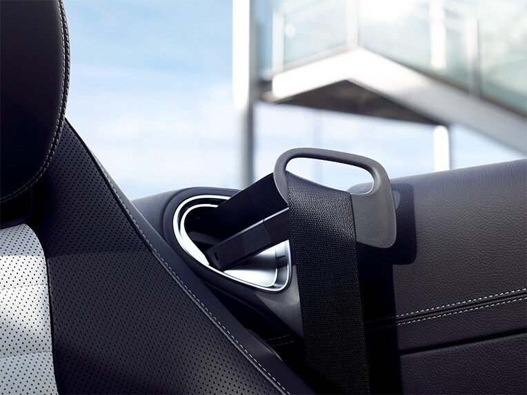 Mercedes-Benz E-Class Cabriolet: seat belt extender