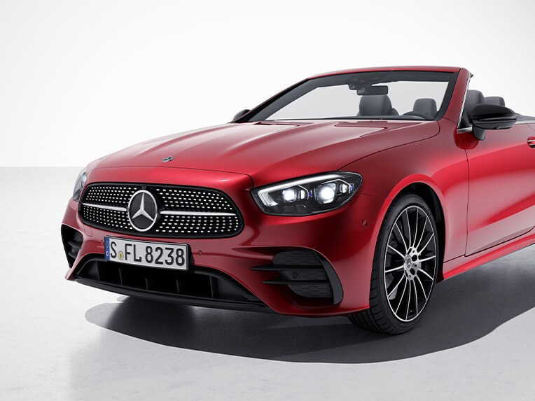 The exterior of the E-Class Cabriolet from Mercedes-Benz with Night Package.