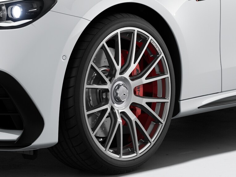 AMG DYNAMIC PLUS Package of the Mercedes-AMG E-Class Saloon.