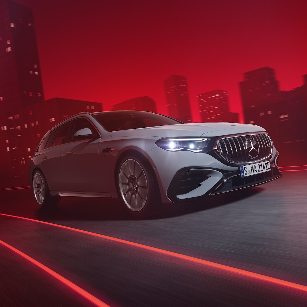 Dynamic frontal side view of the Mercedes-AMG E 53 HYBRID 4MATIC+ (driving shot).