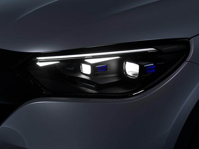 DIGITAL LIGHT in the new EQE SUV from Mercedes-EQ in a frontal view of the headlamps.