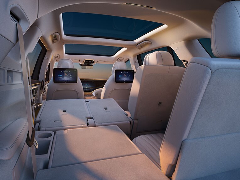 The interior of the new EQS SUV with flexible second row of seats.