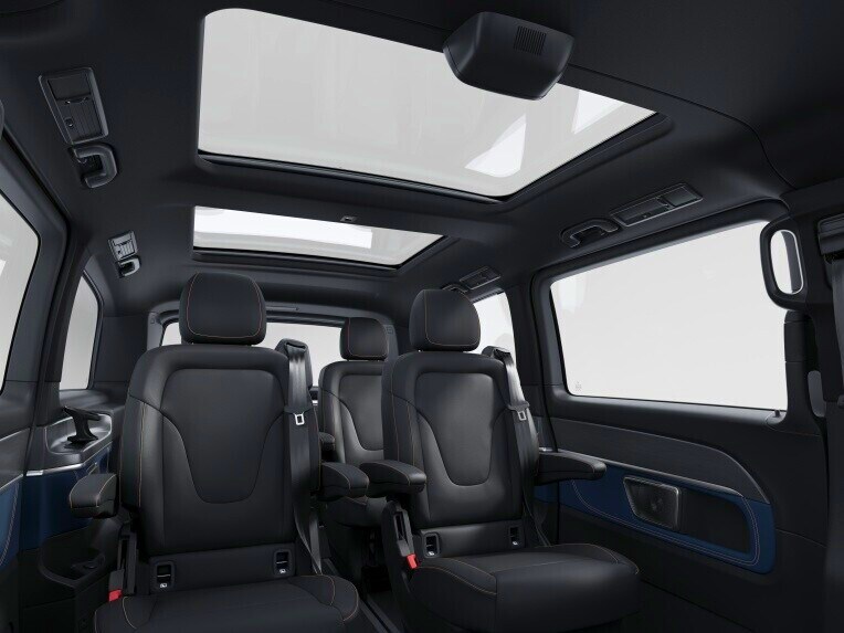 The high-grade panoramic sliding sunroof lets plenty of light into the vehicle interior through its large glass surface.