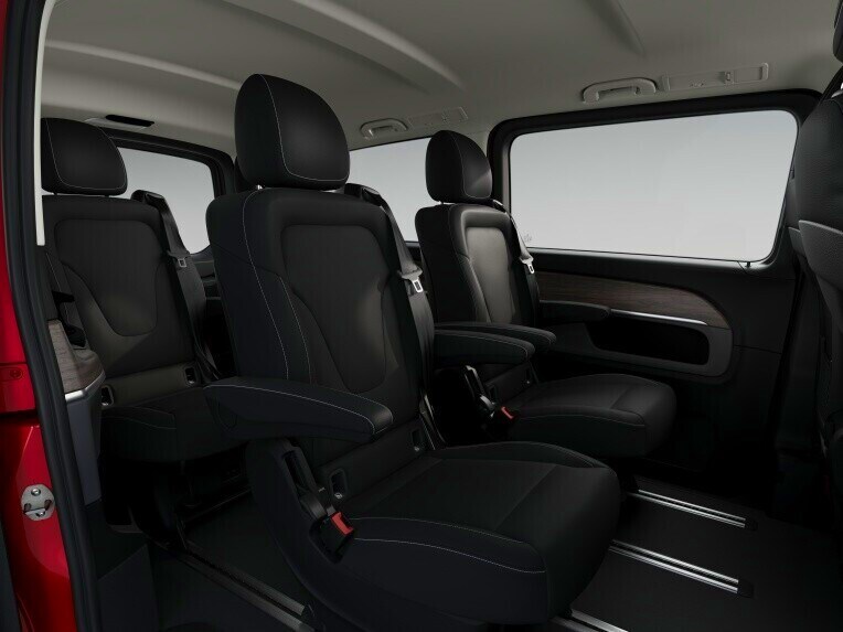 You can hardly get any more comfortable in the rear, as the individual seat, which can be adjusted in many ways, fulfils practically every comfort requirement.
