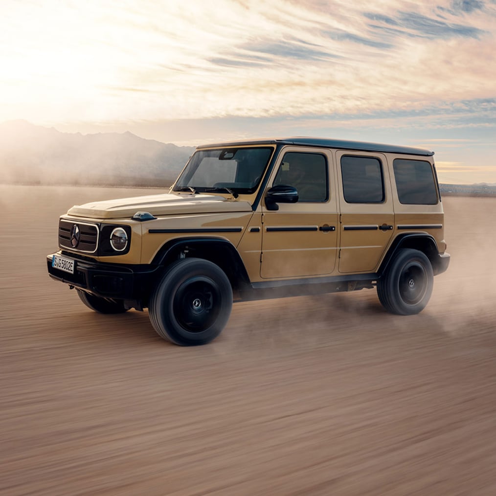 Off-road-specific displays in the instrument display / media display or a Mercedes-Benz G 580 going off-road.
