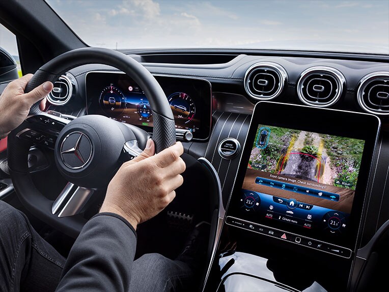 How transparent bonnet with 360° camera works in the Mercedes-Benz GLC Coupé.