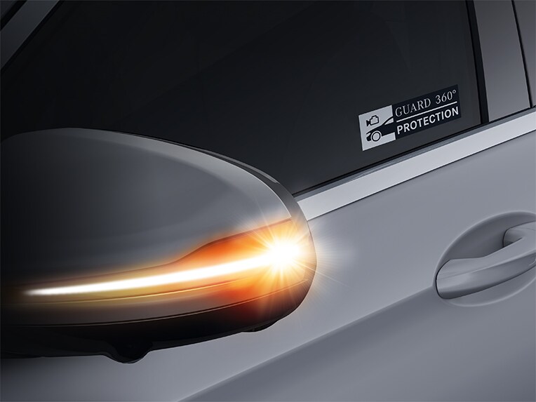 An illustration of how GUARD 360° Plus vehicle protection works in the Mercedes-Benz GLE.