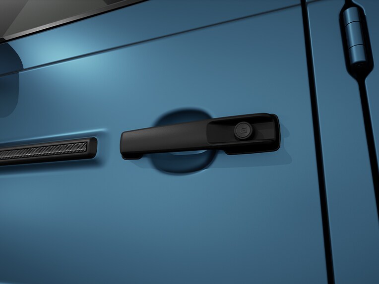 The MANUFAKTUR Logo Package in black of the Mercedes-Benz G-Class.