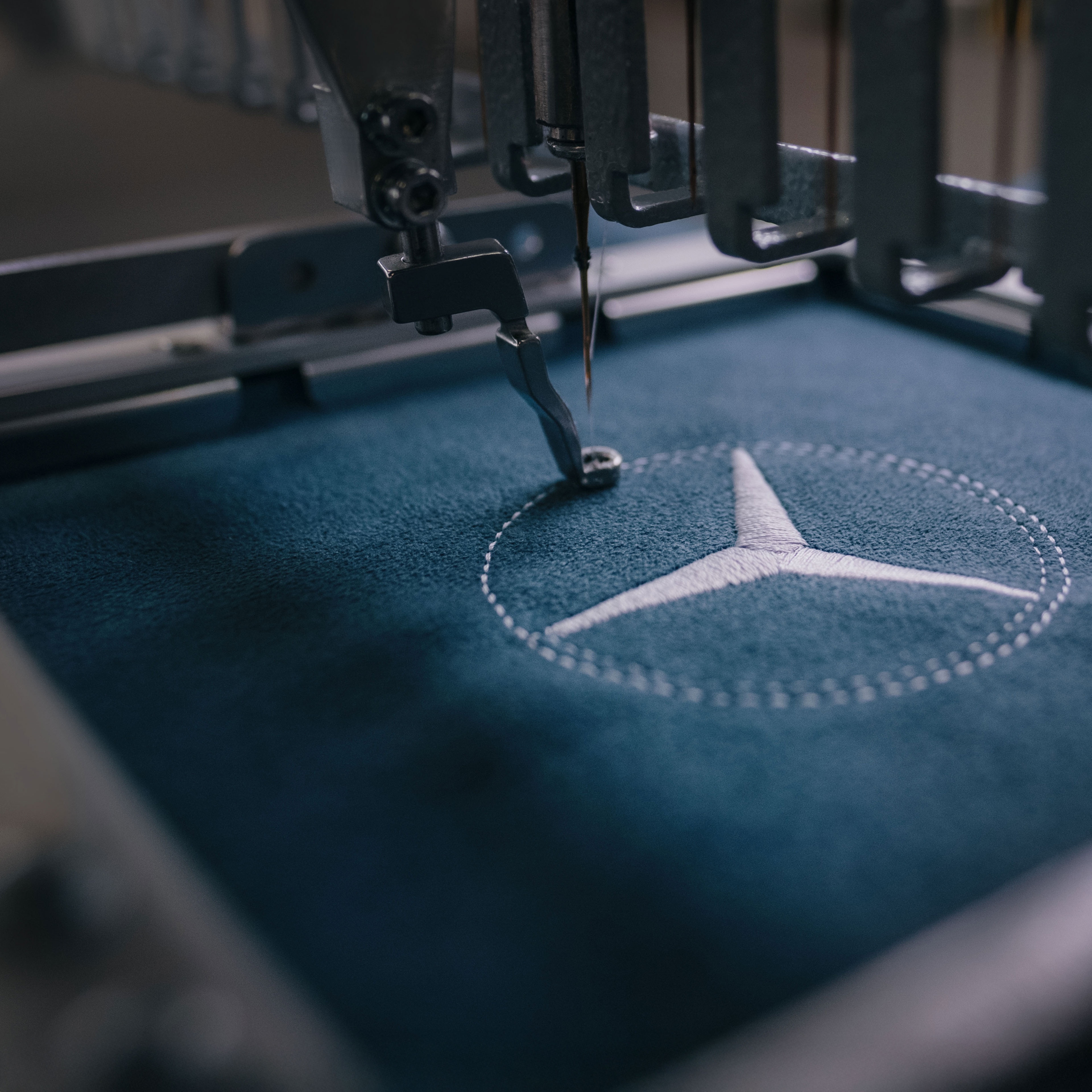 MANUFAKTUR | Mercedes-Benz The Mercedes-Benz star is sewn onto fabric.