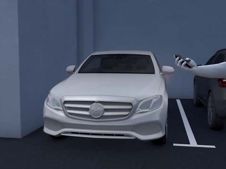 Illustration of the Remote Parking Assist of the Mercedes-Maybach EQS SUV.