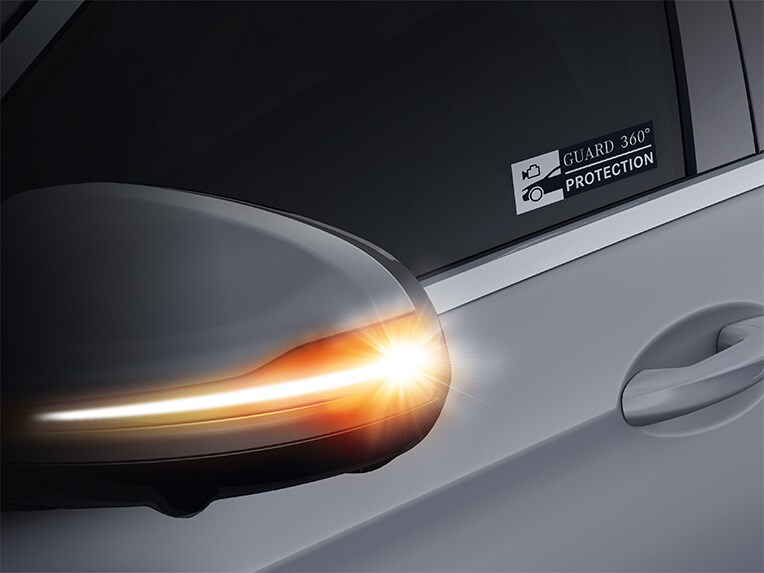 Illustration of the function of GUARD 360° vehicle protection in the Mercedes-Maybach S-Class.
